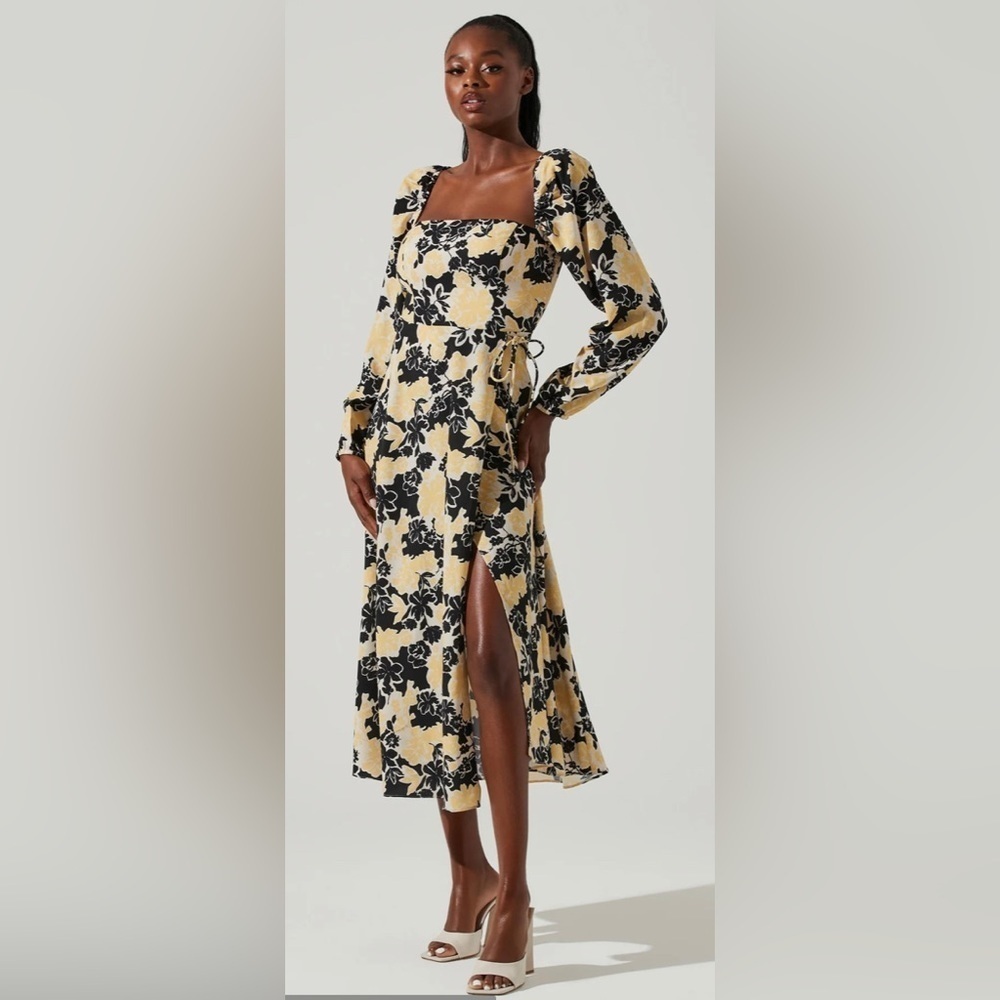 Astr the Label HAYDEN FLORAL SQUARE NECK TIE WAIST MIDI DRESS
